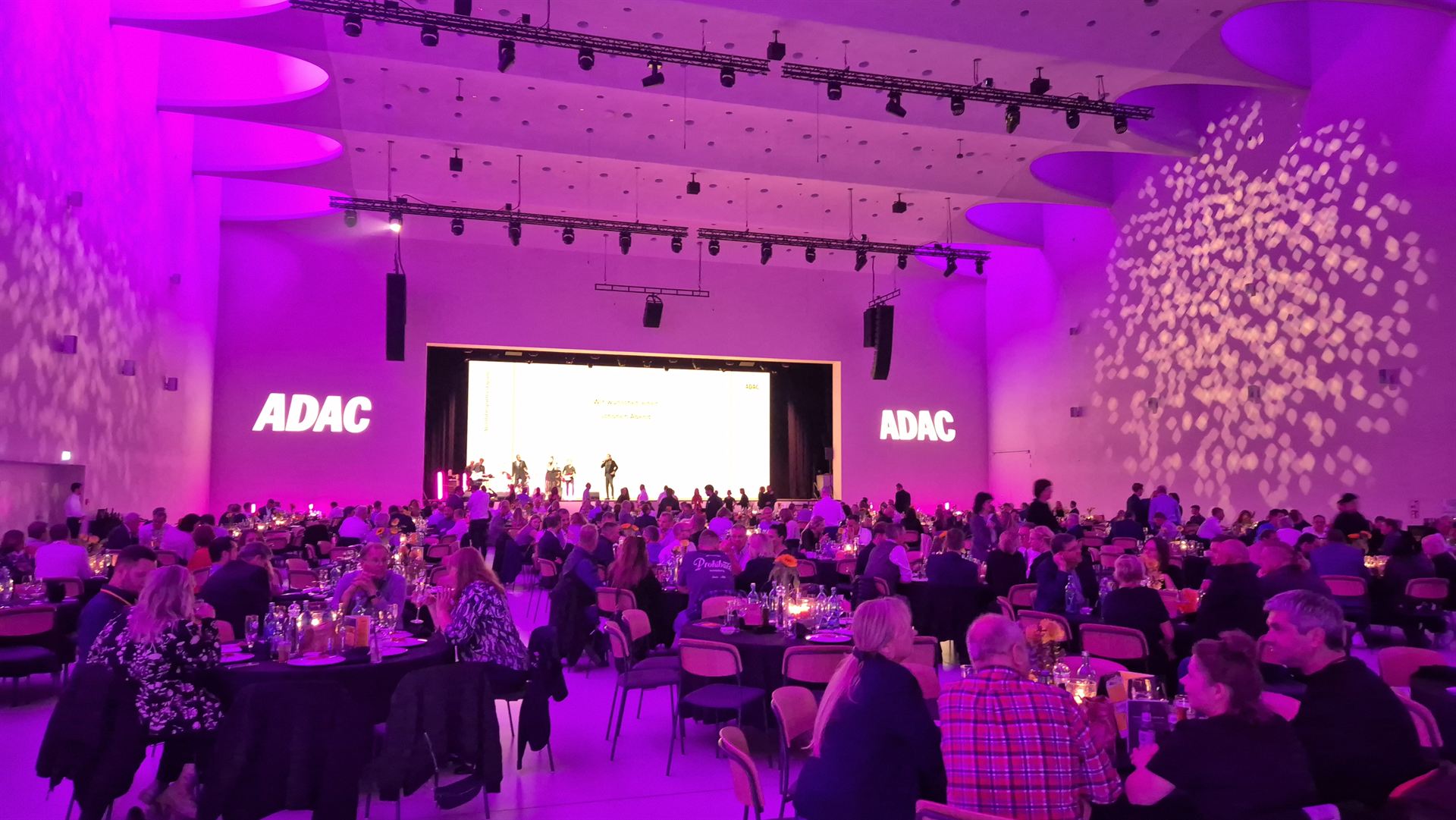 Festlich illuminierte Gala-Halle mit ADAC Branding und Lichtshow