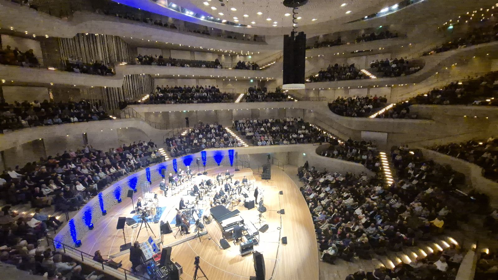 Konzertsaal der Elbphilharmonie mit Publikum und Bühne